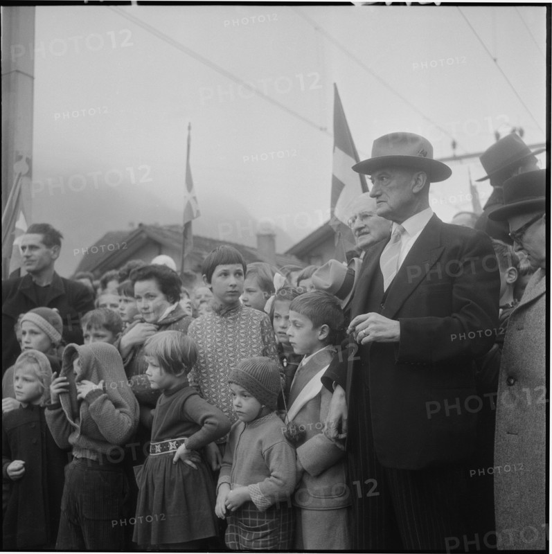 Alpnach, people waiting for Ludwig von Moos, newly elected federal councilor; 1959