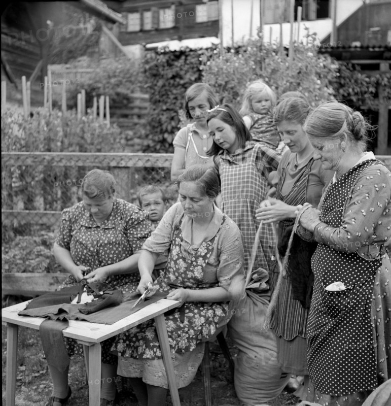 Women cutting remnants, 1940