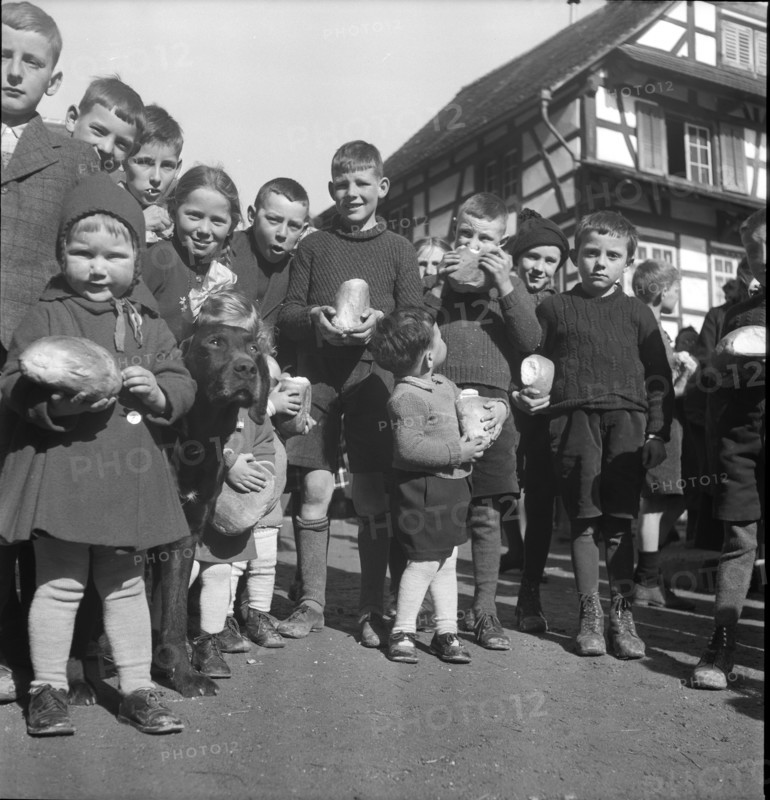 Bread donation to the children, 1941