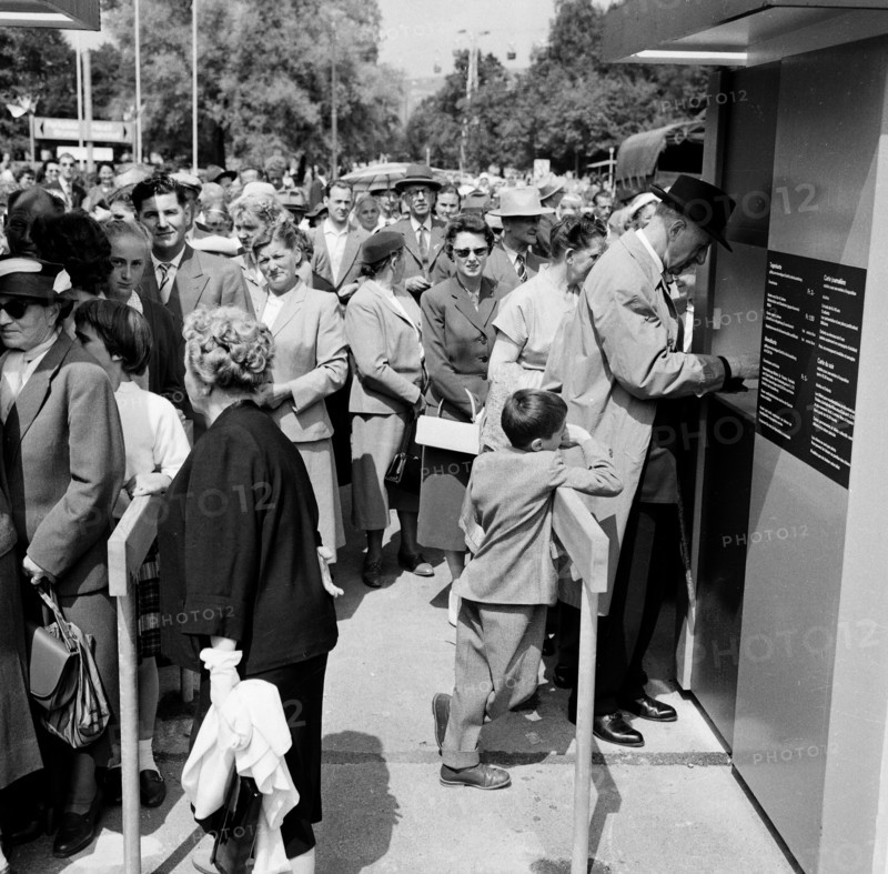 Opening of the SAFFA fair 1958: queue at the ticket window