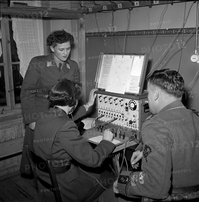 Women soldiers as switchboard operators, Pfäffikon 1952