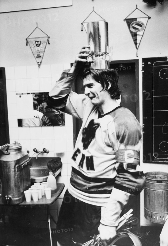 NLA 1974/75: Swiss Champion SC Bern, Dellsperger with trophy on his head