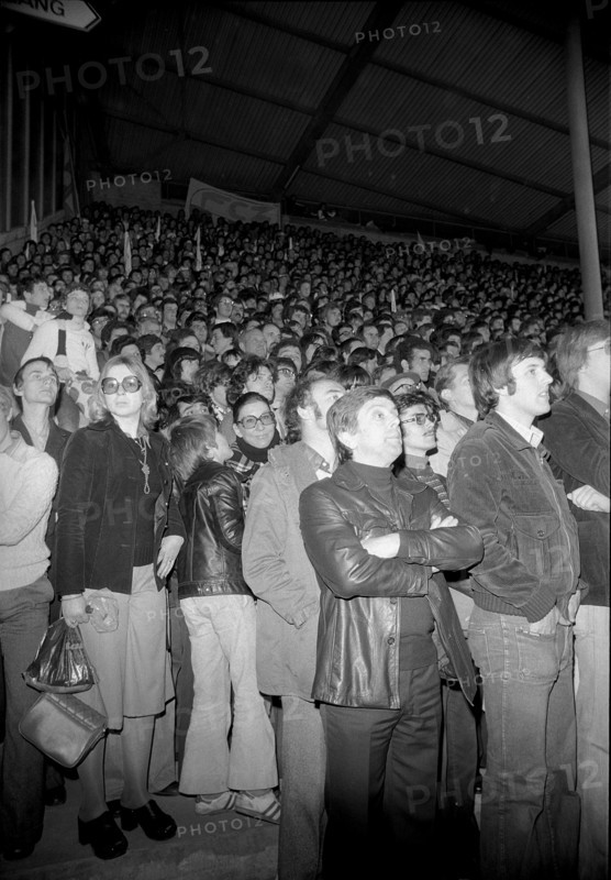 Champions cup semi-final 1977: FC Zurich - Liverpool FC; overcrowded grand stand