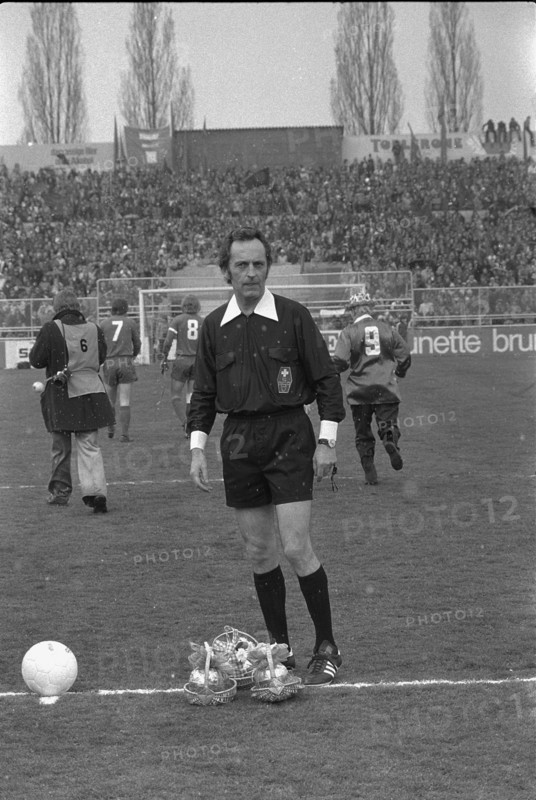 Cup final 1975: FC Basel - FC Winterthur; Referee Roland Racine