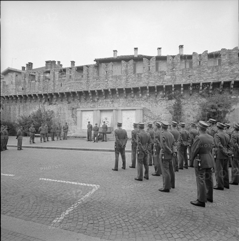 Army chaplains practicing laying of a wreath, castle yard Bellinzona 1962