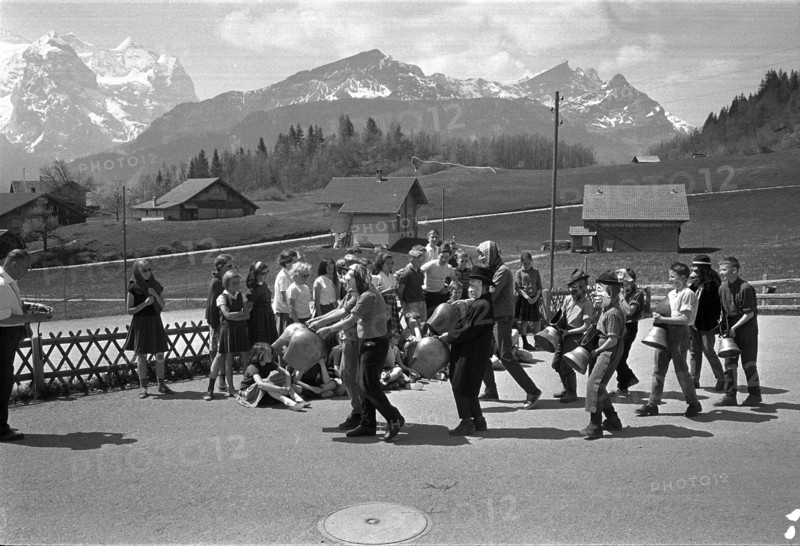 Dutch children are visiting Swiss children in Goldern.