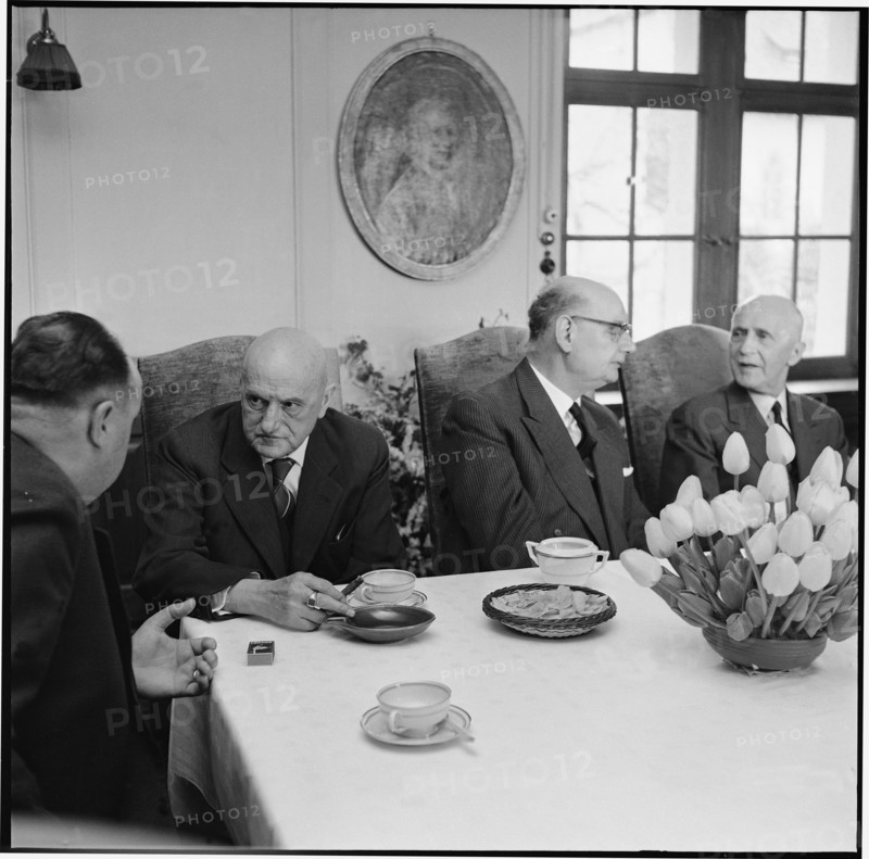 Jean Rudolf von Salis talking with former members of the federal council; 1962