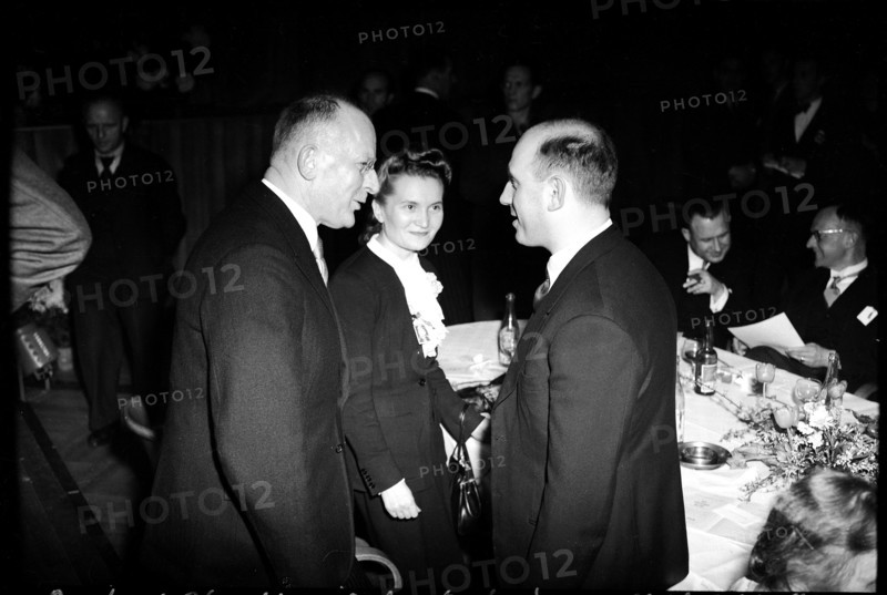 Member of the canton government Streuli talks with the help of an interpreter to Russian minister Kulaschenkov