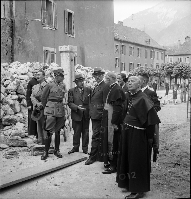 Federal council Kobelt visiting place of accident St-Maurice 1946