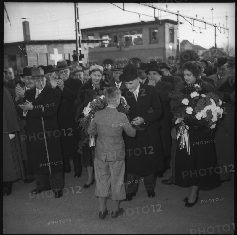 St. Gallen, Boy welcoming Federal councilor Thomas Holenstein; 1954