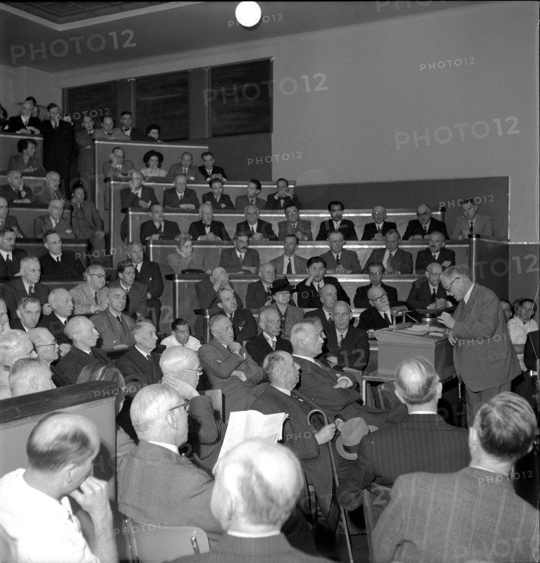 Professor Michaud speaking at Hôpital Nestlé, Lausanne 1945