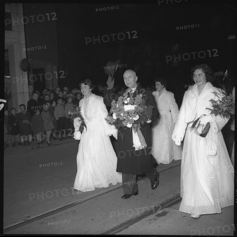 St. Gallen, Maids-of-honor escorting Federal councilor Thomas Holenstein; 1954