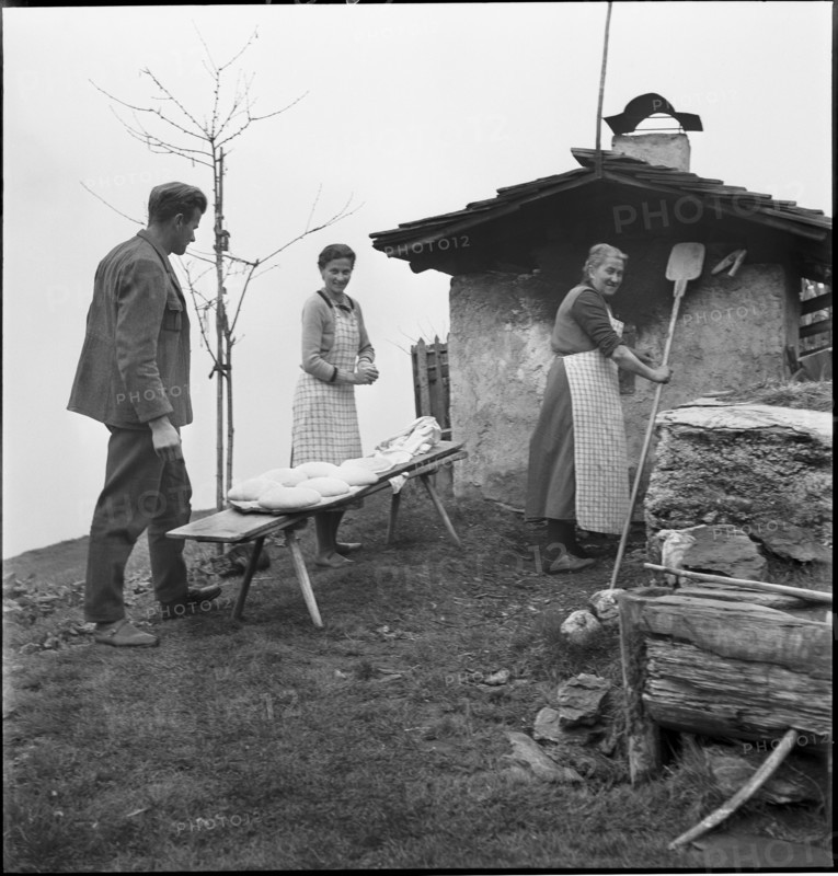 Baking bread in Safien-Zaloen, 1941