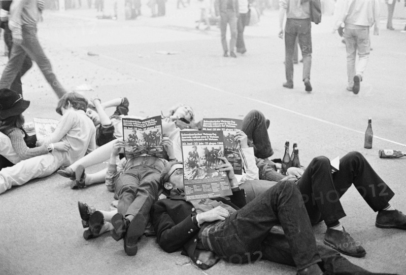 Youth rest; young people reading leaflet 1968