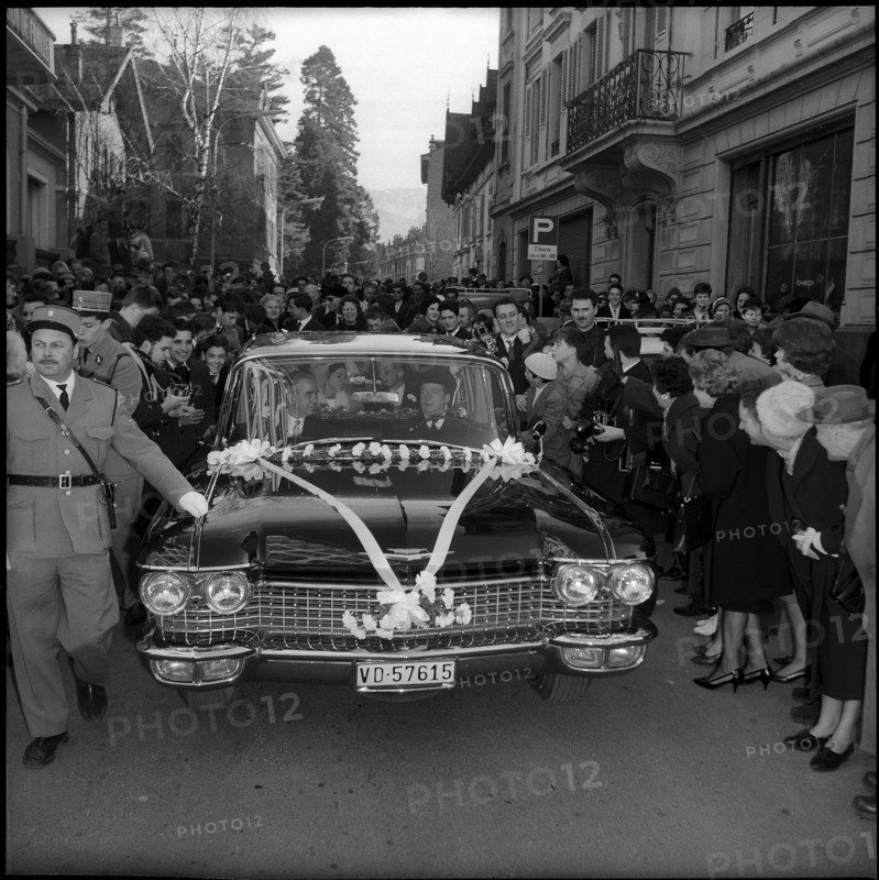 Car with bridal couple