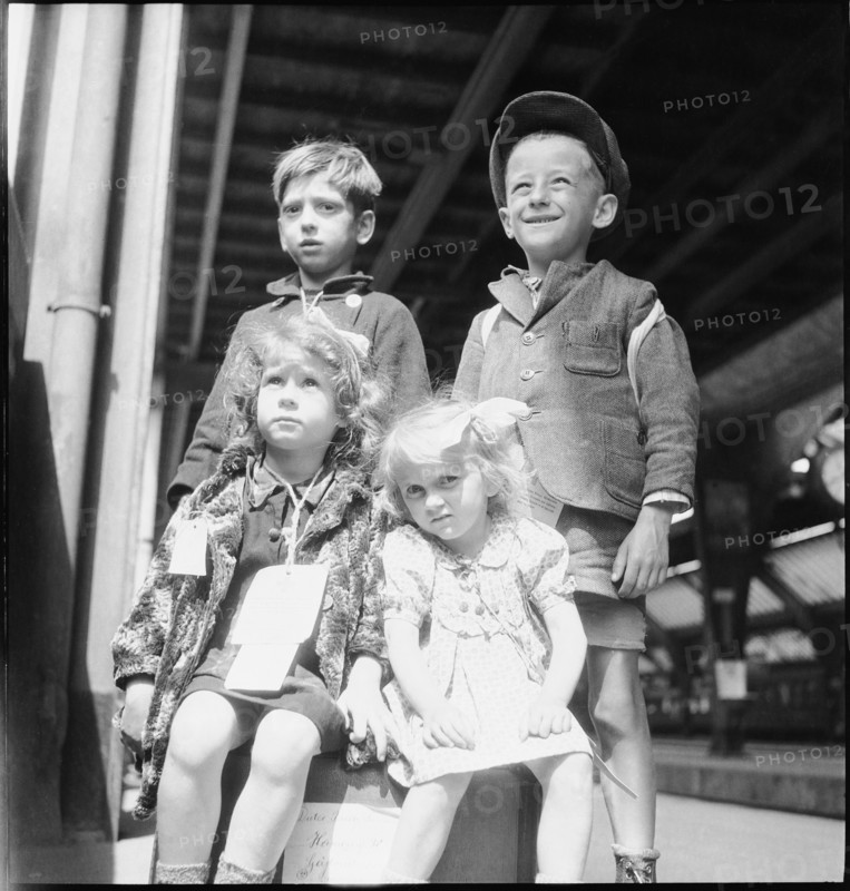 Arrival at the station, children come to recover from war experiences