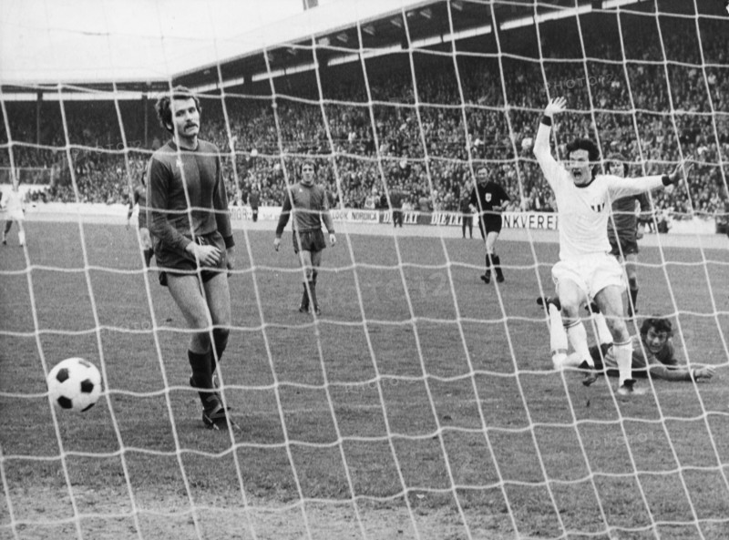 Swiss Championship NLA 1973/74: FC Zurich - FC Basel; Mundschin, scorer Jeandupeux
