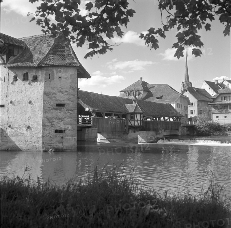 Bremgarten, old town, roofed wooden bridge over the Reuss; 1952