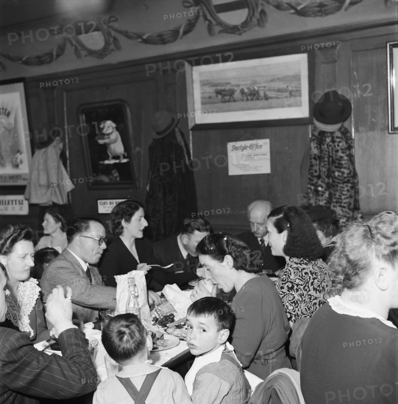 Family eating in restaurant in Payerne, 1946