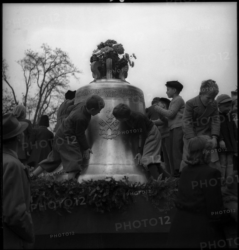 Pupils with bell of Petrus church in Bern 1948