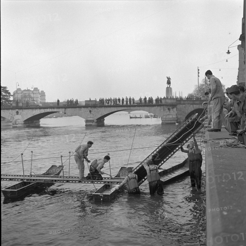 Building rapid army gangplank across Limmat, Zurich 1959