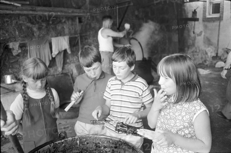 Kirschmueset in Wimmis 1970; Children try the pulp