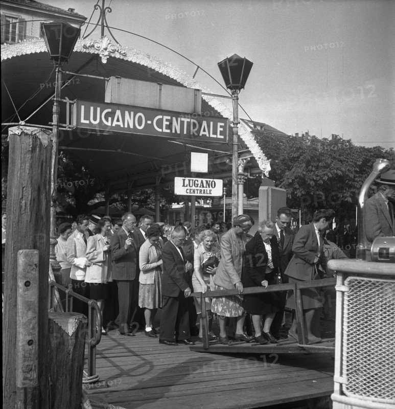 Lugano Centrale, people waiting at landing stage; 1947