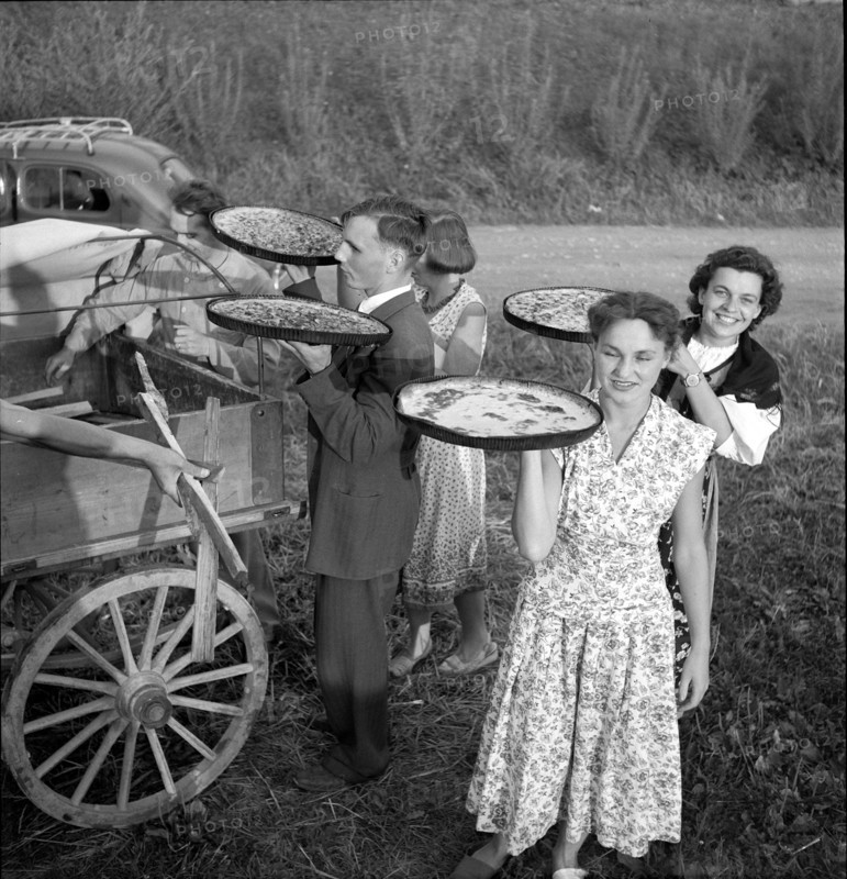 Rütli; National holiday celebration; young people bringing cakes; 1951