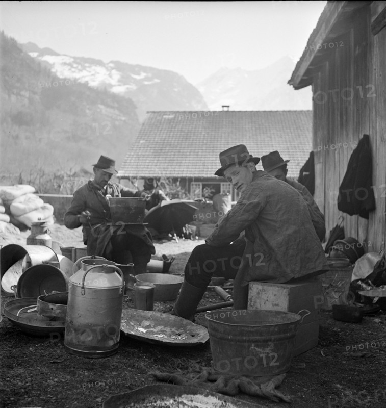 Men mending kettles, 1941