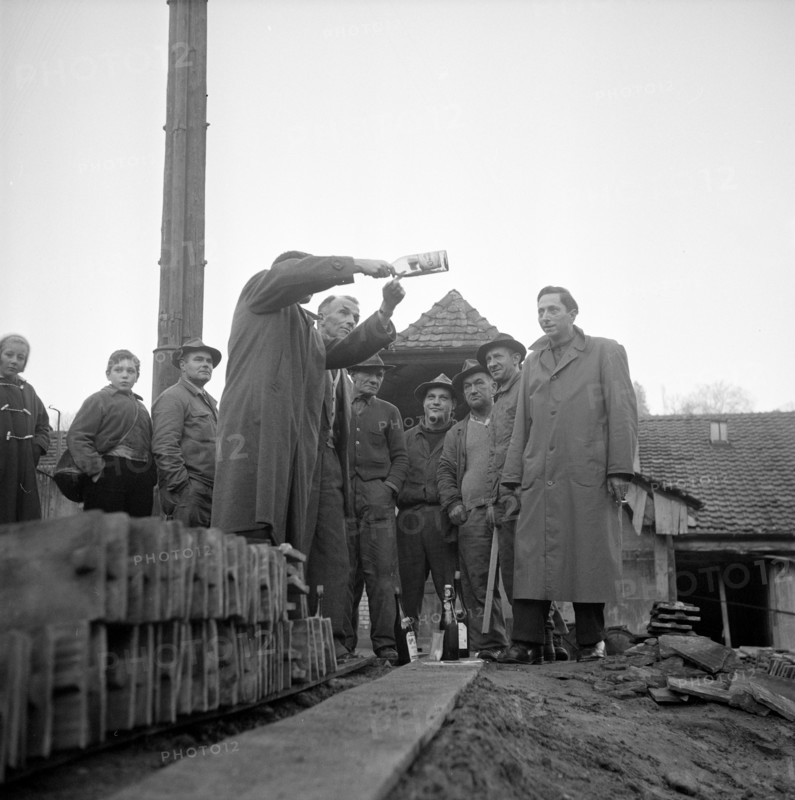 Road lesson in building Molotov cocktails, Berne 1956