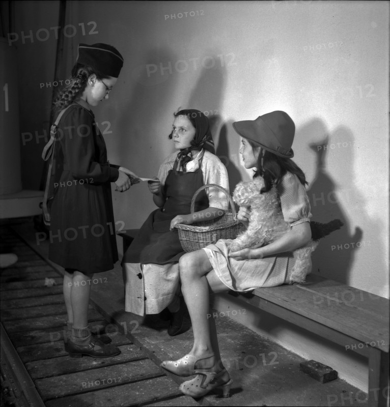 School theater in support of the Swiss donation, 1945