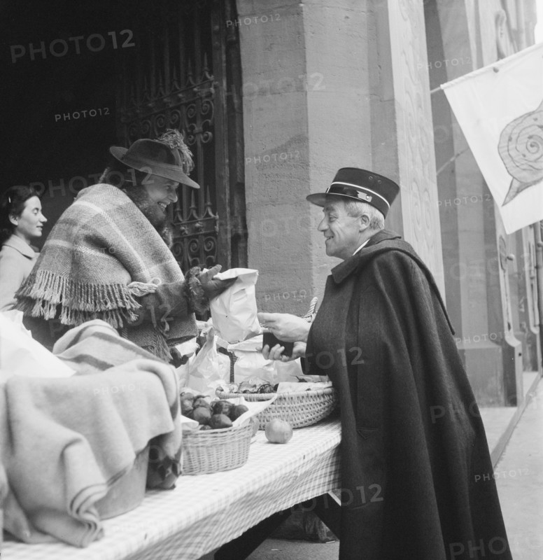 Street trading in Basel; relief programs for children; 1941