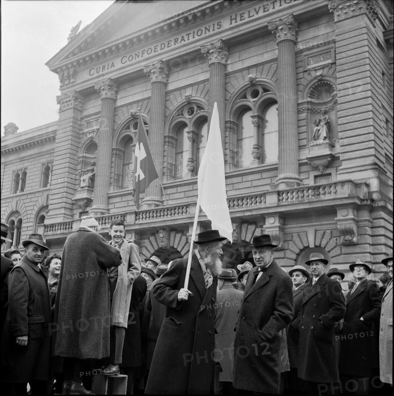 Max Daetwyler marches to Geneva, Bundesplatz Berne 1961