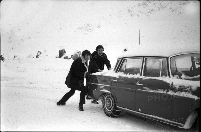 Udo Jürgens (l.) pushing car on Julier Pass 1969