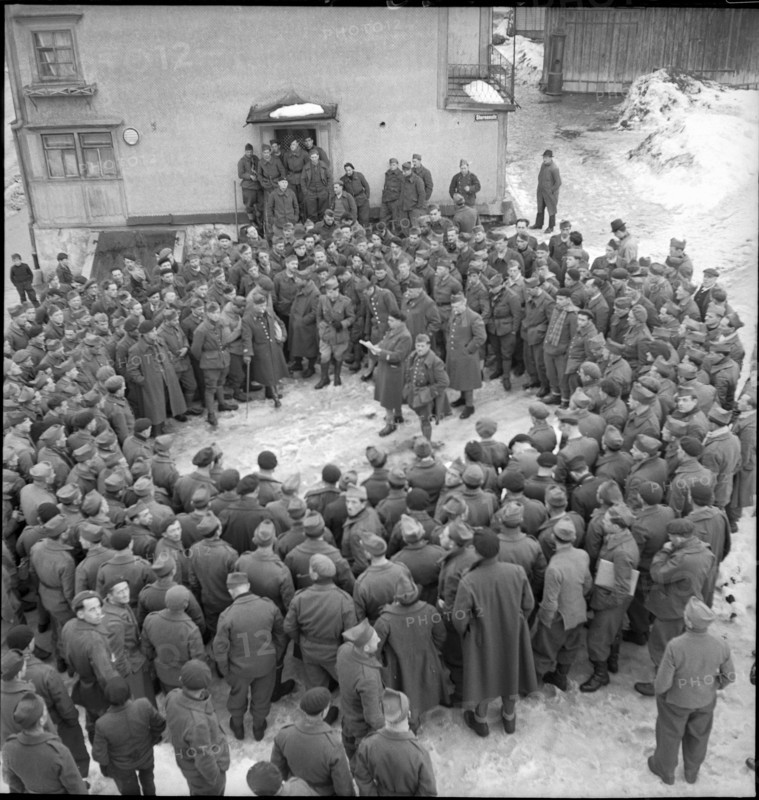 Internees in front of Abre