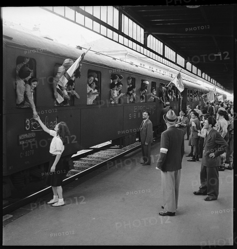People say goodbye, part; 1945