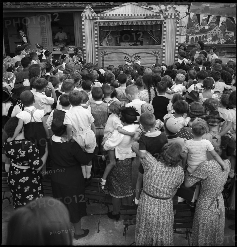 Children at the public festival at the Munot in Schaffhausen, 1940
