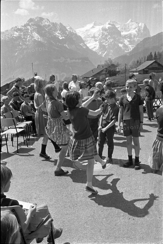 Dutch children are visiting Swiss children in Goldern.