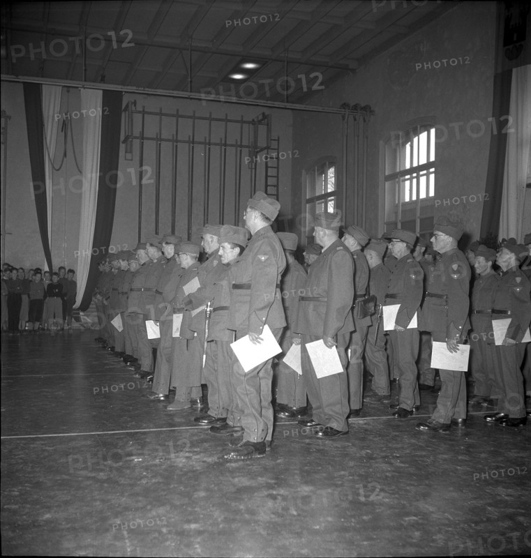 Sixty year old soldiers being discharged, Meilen 1956