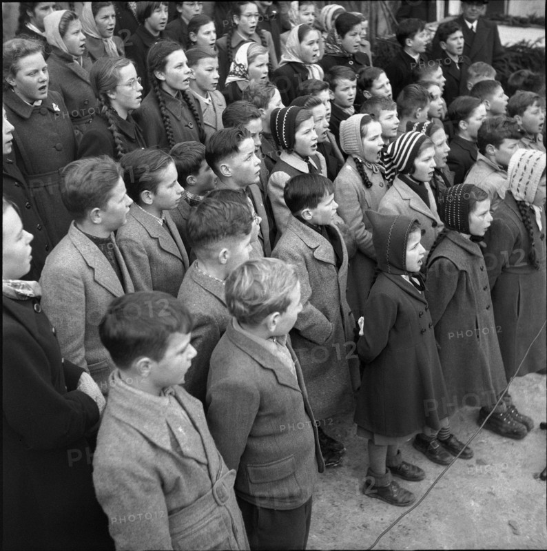 Singing children, protest against construction of hydroelectric power station; 1952