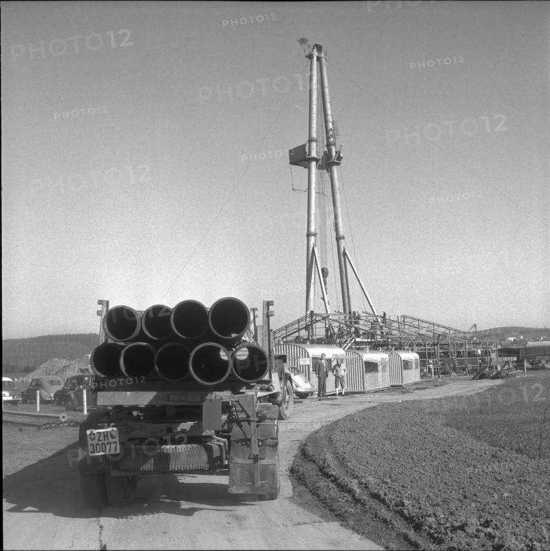 Zumikon, drilling derrick, pipes for a pipeline; 1960