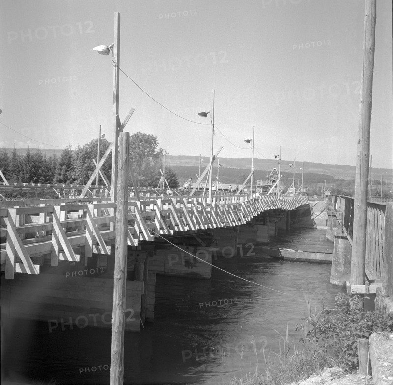 Bridge over the Reuss under construction; 1955