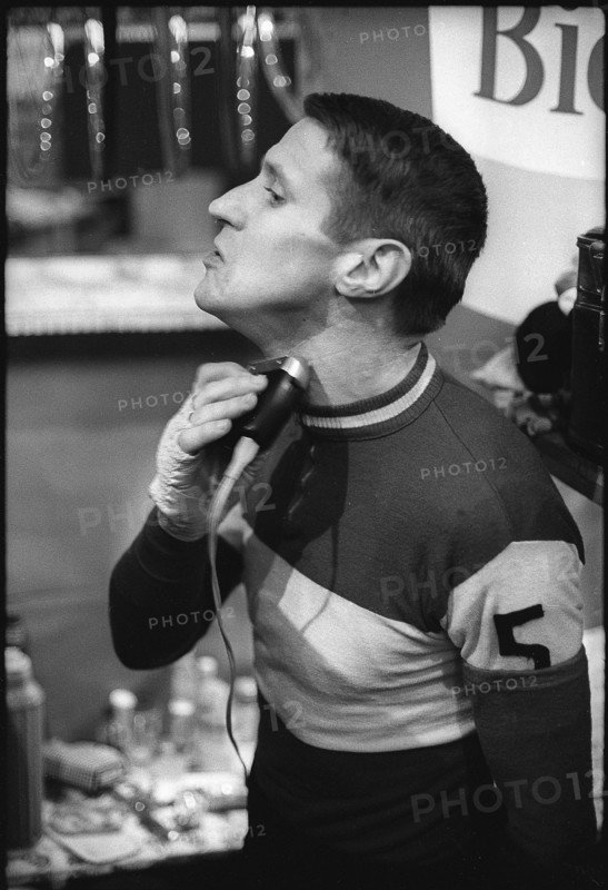 The Zurich Six Days 1966: Peter Post shaving