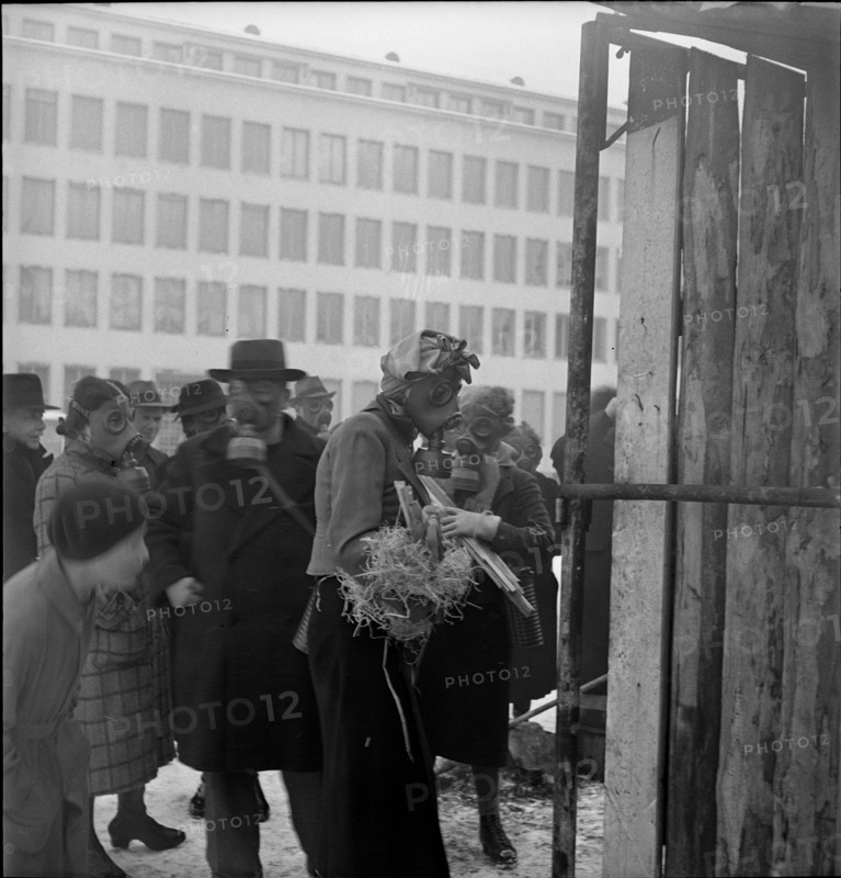 Instruction of the auxillary fire brigade, gas mask; 1940