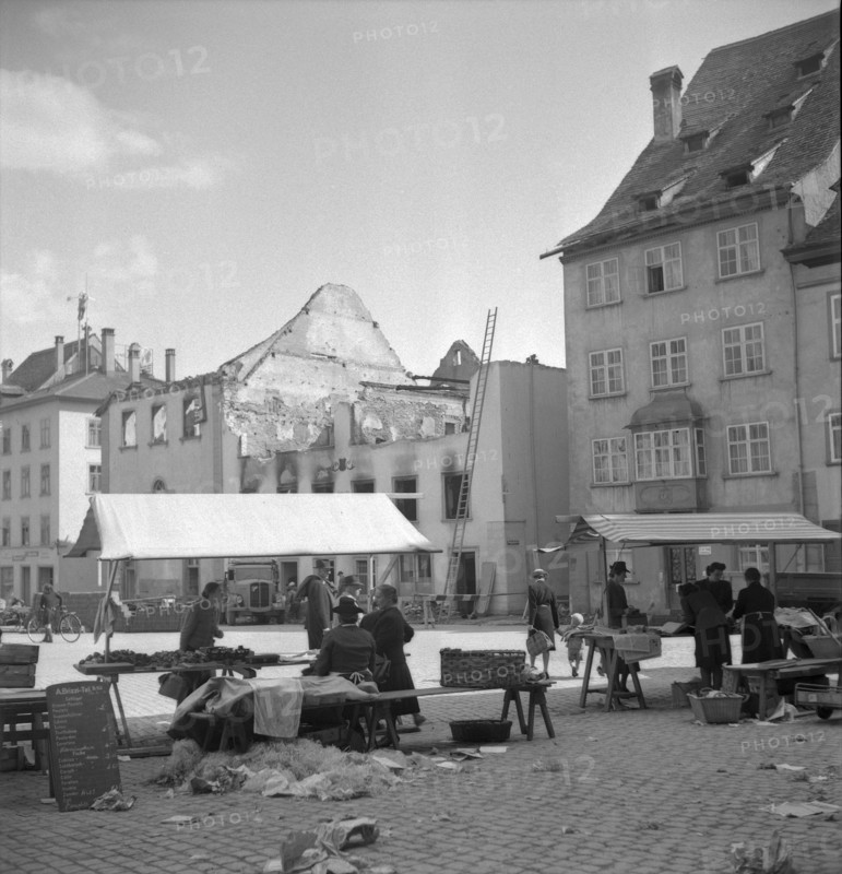 WW 2: bomb airdrop, dropping; market place, Schaffhausen 1944.