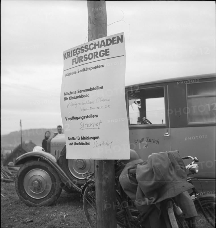 WW 2: bomb airdrop, dropping in Zurich, 1945; aid for victims of war damages.
