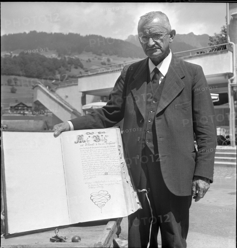 Citizen holds the Alp book, Unterwasser 1945
