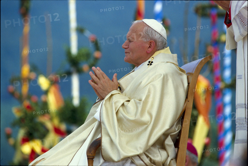 Pope visits Switzerland 1984, Lucerne: John Paul II, praying