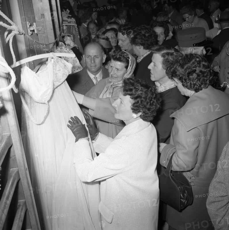Cernier, interested parties inspect the goods before the auction begins; 1958