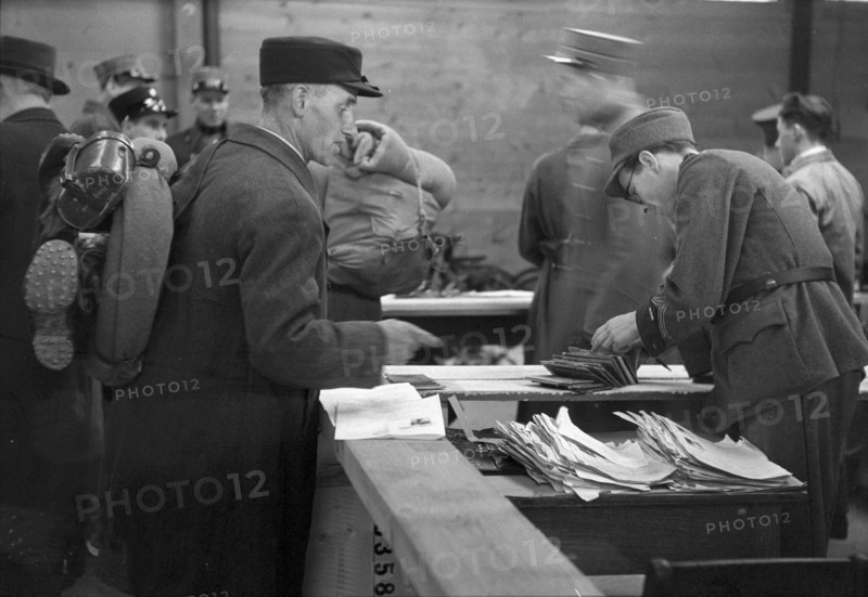German internees leave Switzerland; Departure; 1945